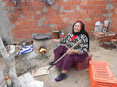 Թունիսցի կին վառարանի մոտ