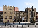 Palacio de Revillagigedo junto a la estatua de Pelayo