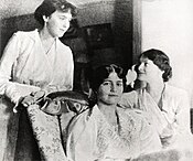 Le Granduchesse Anastasia, Maria e Tatiana Nikolaevna a Carskoe Selo nella primavera del 1917, dopo essersi riprese da una malattia di Morbillo