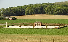 Le cimetière britannique vu depuis le cimetière communal.