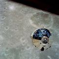 مركبة الفضاء "شارلي براون" كما صورتها المركبة القمرية "سنوبي" في مدار حول القمر.