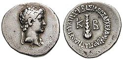 Έλληνες βασιλιάδες της Καππαδοκίας. (αριστερά) Αριαράθης Ε΄ (περ. 163-130 π.Χ) που θεωρείται ότι ήταν ο μεγαλύτερος βασιλιάς της Καππαδοκίας και ήταν κυρίως ελληνικής καταγωγής. (δεξιά) Αρχέλαος (36 π.Χ. – 17 μ.Χ.) ήταν ο τελευταίος βασιλιάς της Καππαδοκίας και ήταν ελληνικής καταγωγής.