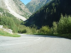 Descente après le Rivier d’Allemont et en bas la remontée brutale vers le défilé du Maupas.