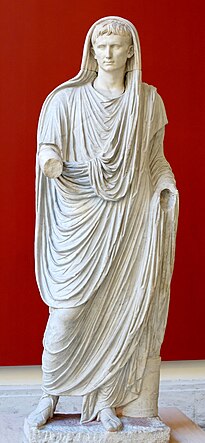 Una estatua del emperador Augusto con una túnica elegante.