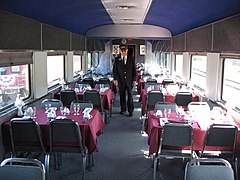 泰奧加中央鐵路餐車與其車長。此圖攝於名為全美烤肉列車（ All American BBQ Train）的特別列車。