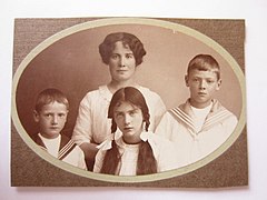 Husföreståndarinna Elisabeth Andersson i mitten med Mikael, Dora och Tom. Foto från cirka 1910. Göteborgs universitetsbibliotek.