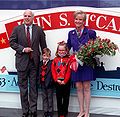 1992年9月26日、ミサイル駆逐艦「ジョン・S・マケイン」の命名式で。左から夫ジョン、息子ジャック、娘メーガン、シンディ。