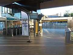 L'espace au niveau de la rue derrière les portillons permettant l'accès aux quais.