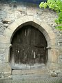 Kirchhofmauer im Westen von Ortsseite mit gotischem Torbogen (Kammertor)