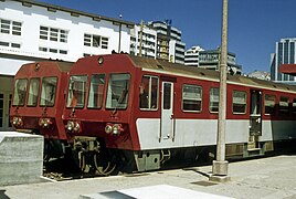 Zwei Fahrzeuge am Bahnhof Trindade (1996)