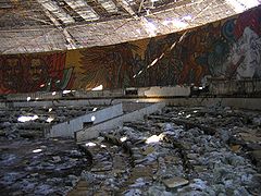 Intérieur, sol en ruine de la salle.