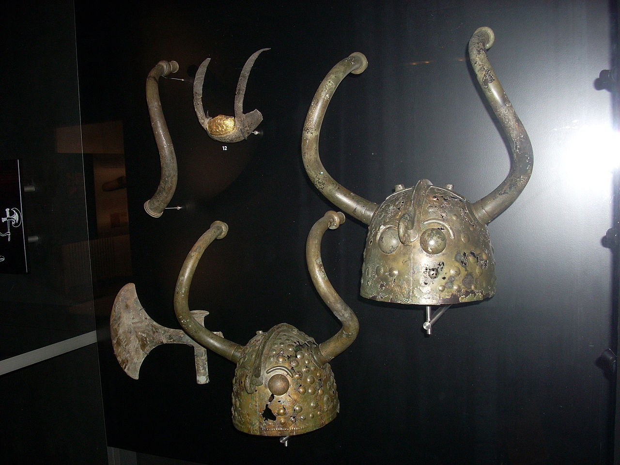 1280px-Bronze_Age_Helmets%2C_Nationalmuseet_Copenhagen.jpg