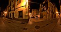 Vista nocturna del carrer Major, a la confluència amb el carrer de Vilanova