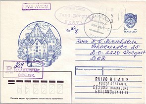 Aangetekende luchtpostbrief van Haabneeme (Estland) naar Wolgast (Duitsland), 2 maart 1992. De ingedrukte Sovjetzegel is niet geldig meer. De opdruk van 1,50 roebel was voldoende voor een internationale luchtpostbrief. Het aantekenrecht ter hoogte van 3,60 roebel is contant aan het loket betaald. In plaats van postzegels te plakken (die hij vermoedelijk niet had) plaatste de lokettist een stempeltje ‘Postimaks tasutud – Taxe perçue’ (‘Porto ontvangen’ in het Estisch en Frans). Daar schreef hij het betaalde bedrag en zijn paraaf bij. Estland gebruikte nog tot in 1993 de Russische roebel