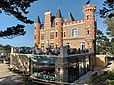 La façade ouest du château du Nessay (Saint-Briac-sur-Mer, Ille-et-Vilaine) avec sa terrasse au-dessus du restaurant.