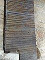 Esta cubierta metálica de la puerta tiene varios cientos de años.