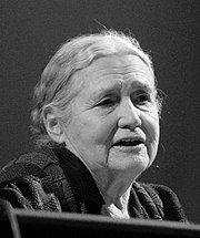 Portrait photographique en noir et blanc d'une femme d'un certain âge vue de trois-quarts droit