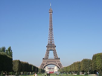 La tour Eiffel vue depuis le Champ-de-Mars en octobre 2005. On peut distinguer le palais de Chaillot à l'arrière-plan. (définition réelle 4 048 × 3 040)