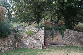 Escalier des cent marches, avec à gauche le cimetière des ermites (sans tombe apparente de nos jours) et à droite une partie des tombes du cimetière public.