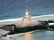 Tên lửa Falcon 1 đang được phóng lên từ bệ phóng trên đảo Omelek.