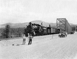 Der erste Zug passierte die neue Eisenbahnbrücke am 26. Mai 1941, Blick nach Osten