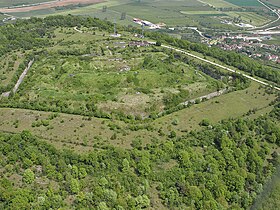 Vue aérienne du fort en direction du village.