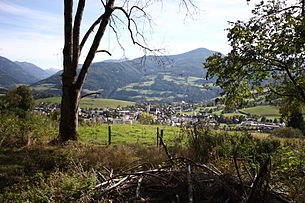 Blick über den Ort zu den Schladminger Tauern