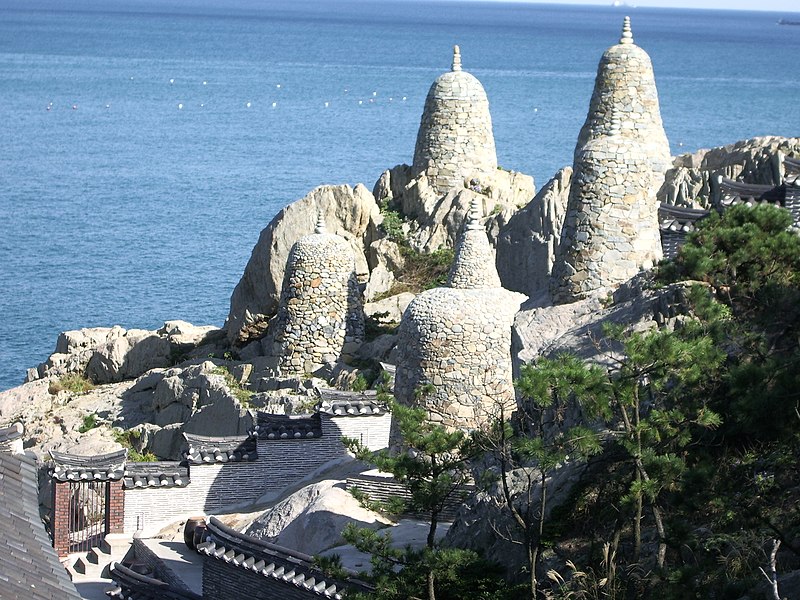 파일:Haedong Yonggungsa Temple view on sea.JPG