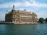 29. KW Der Bahnhof Istanbul Haydarpaşa im Jahr 2007. 2010 wurde das Dach und die 4. Etage durch einen Brand zerstört.