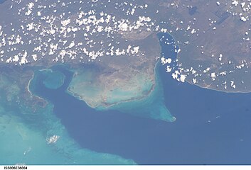 Baie de Cazones à l'ouest, baie des Cochons à l'est. Au centre : cayos Blancos del Sul et associés. Cayo Piedras à la pointe du triangle