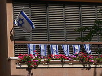 Drapeaux aux fenêtres pour célébrer l’indépendance d’Israël