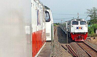 CC 206 13 37 SDT berdinas KA Jayabaya melintas langsung Stasiun Porong bersilang dengan KA Lokal Pasuruan