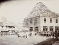 Susuhunan Pakubuwana X bersama para pejabat dan keluarga keraton saat meresmikan Pasar Gedhe Harjanagara, Surakarta, tahun 1929.