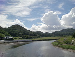 字域の北端を流れる神之川 （写真右手が東市来町南神之川）