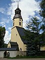 Kirche mit altem Kirchhof, Einfriedungsmauer und Kirchhofstor sowie Grufthaus und sieben Grabmale, dazu die Kastanienreihe am Marienweg (westlich des Kirchhofs)