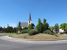 Kostel svatých Jakuba a Filipa, v popředí kruhový objezd v jižní části náměstí