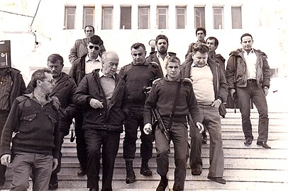 סגל הפיקוד לפני בניין מפקדת הממשל הצבאי בעזה, דצמבר 1987[13]
