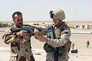 東ドイツ製MPi-KMを所持したイラク軍兵士に射撃を教えるアメリカ海兵隊員
