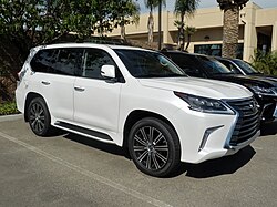 Egy Lexus LX személygépkocsi szemből