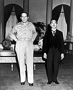 photo de deux hommes debout : un Américain en uniforme militaire, bien plus grand que le second, un Japonais habillé en costume.