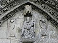 Statue de la Trinité au tympan du portail occidental de la chapelle de la Trinité.