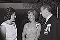 Rina Levinson (l) met de Nederlandse ballonvaarster Nini Boesman (m) en Chileens politicus Hector Harmosilla bij de 57e FAI conferentie in Rehovot (Israël in 1964