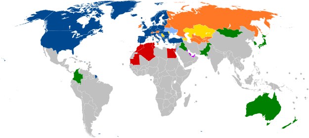 alt = Мапа свијета за означеним земљама у плавој, тиркизној, наранџастој, жутој, љубичастој и зеленој броји на основу њиховог учешћа у НАТО