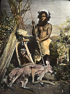 Ureinwohner mit erlegtem Känguru und Schurz aus Kängurufell