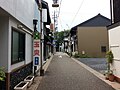 遊廓跡。奥に見えるのが新羅神社。