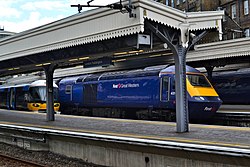 De Heathrow express en de Intercity 125 langs de perrons.