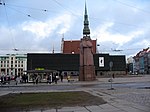 Het Bezettingsmuseum, met op de voorgrond het monument voor de Letse Schutters