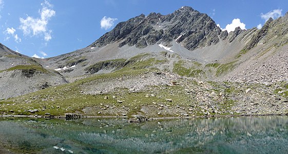 Sicht vom Lai Glims zum Piz Linard, links davon die Fuorcla da Glims. Noch weiter links setzt der Nordostgrat des Piz Glims an.