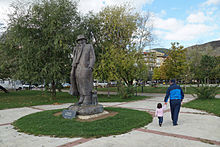 Statuja kushtuar Lasgush Poradecit në qytetin e vendlindjes
