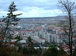 Pohled na radotínskou zástavbu z kopce nad městskou částí